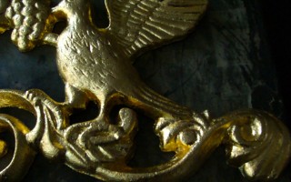 gilding_Detail-of-gilded-cast-iron-gate-crest_940x700